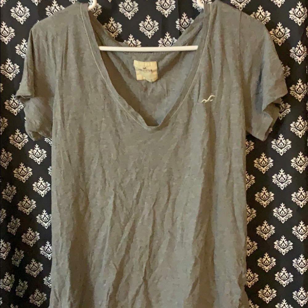 Staple gray tee.
